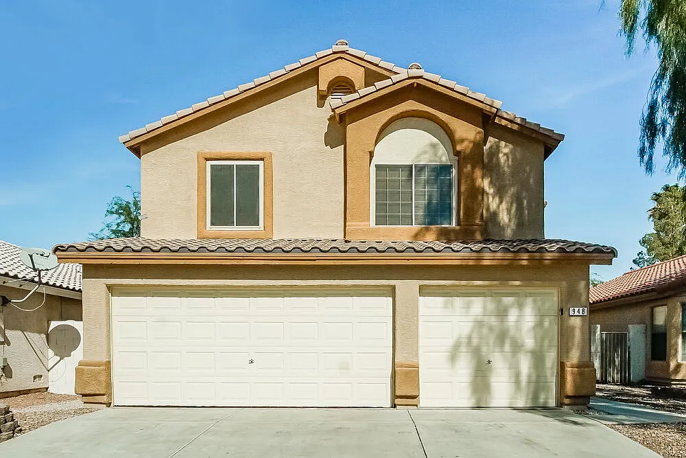 3 bed, 2.5 bath, 1717 sqft, $2,240 — Photo 1