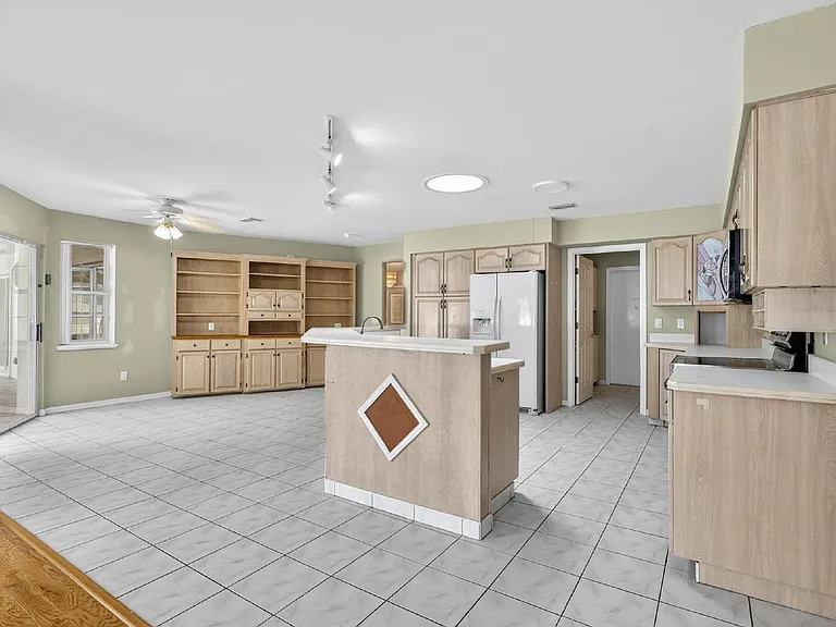 77 Folcroft Ln — Photo 14