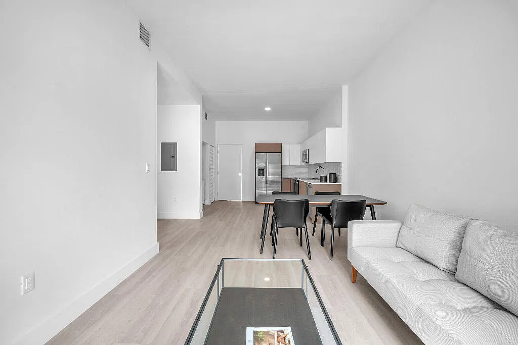 2 bed, 2.0 bath, 884 sqft, $2,475 — Photo 2