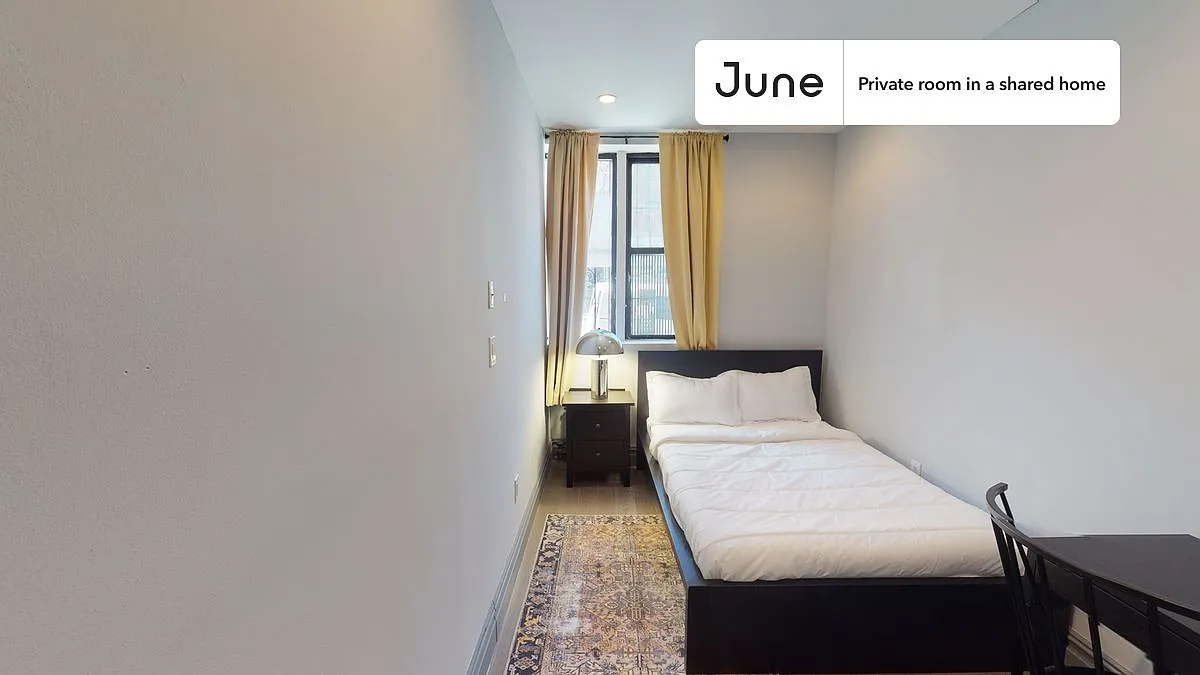 Queen bedroom in 3 bed/1 bath home in East Village #572 C — Photo 4