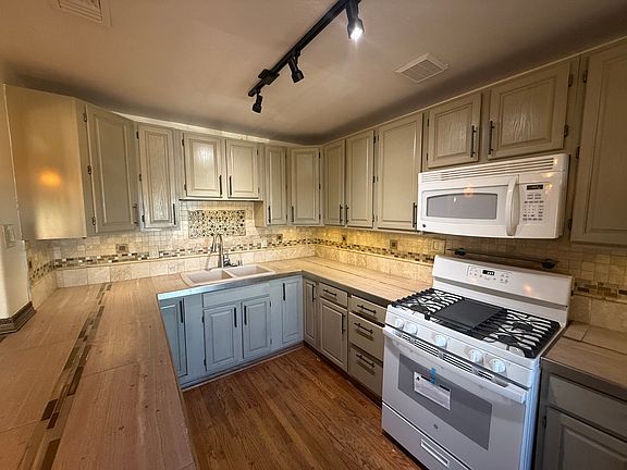 2nd image of 6805 Mallard St