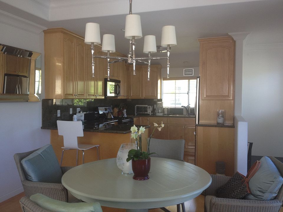 Dining room open to kitchen all new appliances