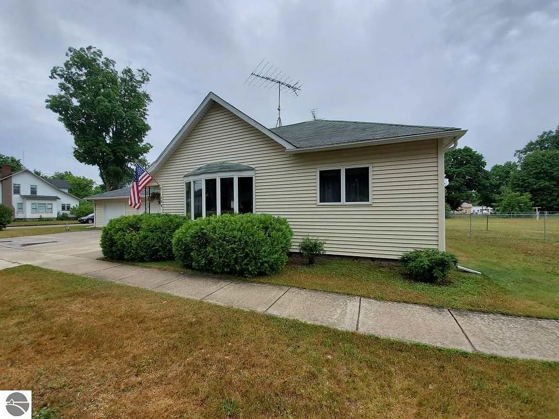 176 E Marion Ave photo 1