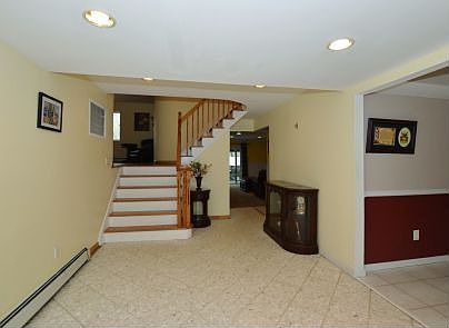 4th image of 12 Mansfield Ln