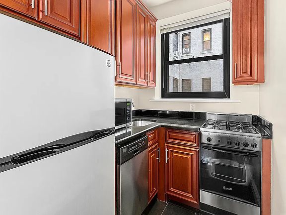 4th image of 150 W 47th St #Phc