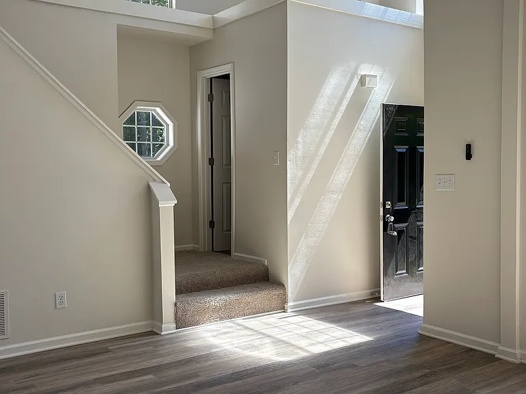 95 Prestwick Ln — Photo 3