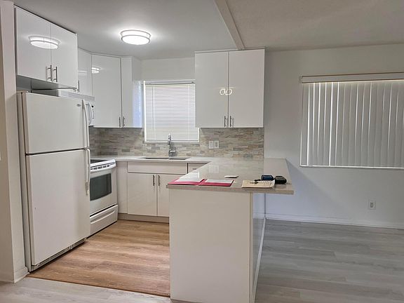 3rd image of 105 Windsor E #105