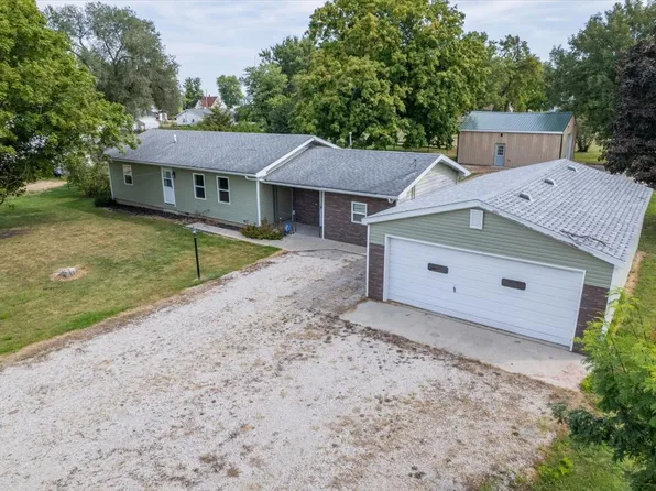 302 N 1st St, Secor, IL 61771