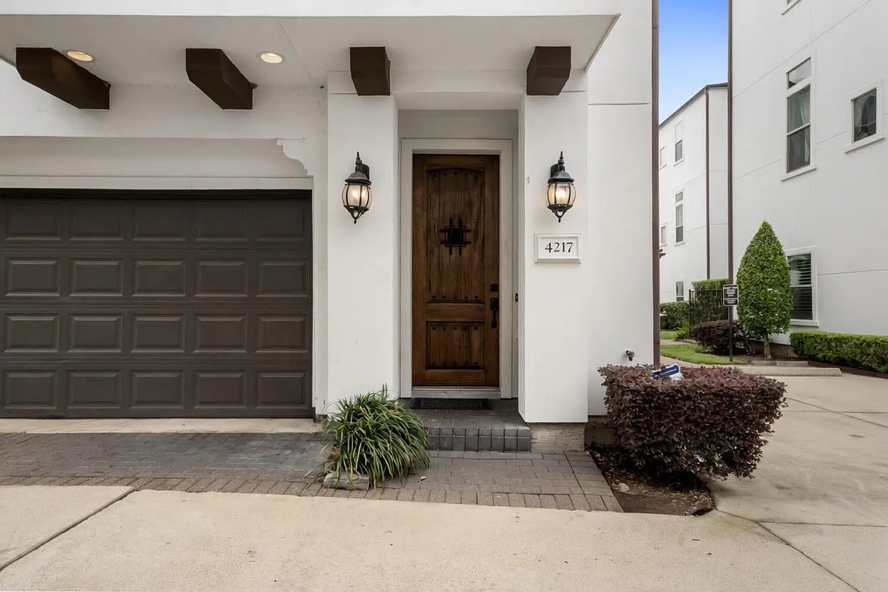 3 bed, 3.5 bath, 2211 sqft, $3,100 — Photo 2