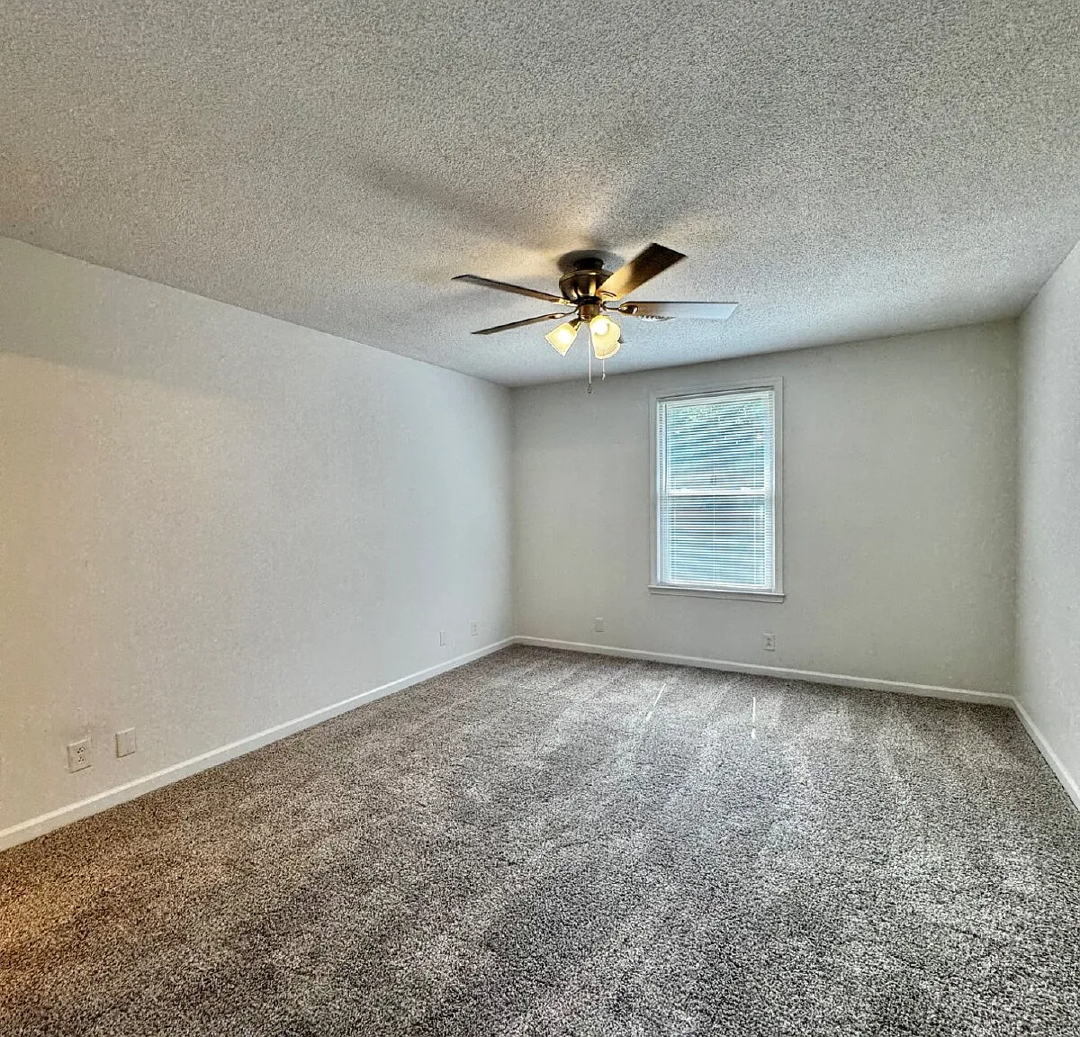 3 bed, 2.0 bath, 1701 sqft, $1,650 — Photo 3