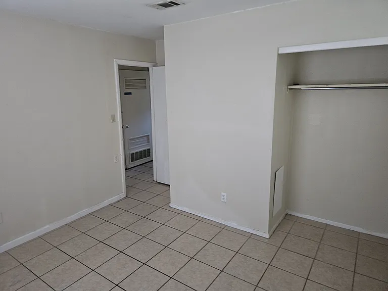 4655 Poinciana Dr — Photo 11