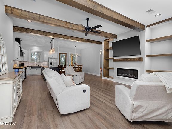 4th image of 124 Drake Ln