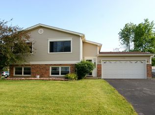 2520 Heron Dr, Lindenhurst, IL 60046