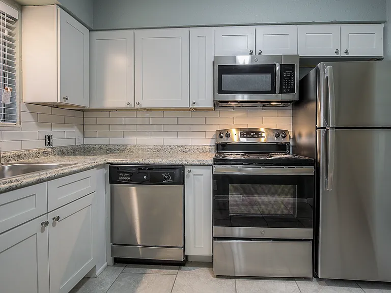 510 NE Corder St #B — Photo 3