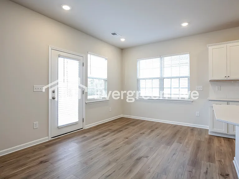 404 Lees Corner Ln — Photo 5