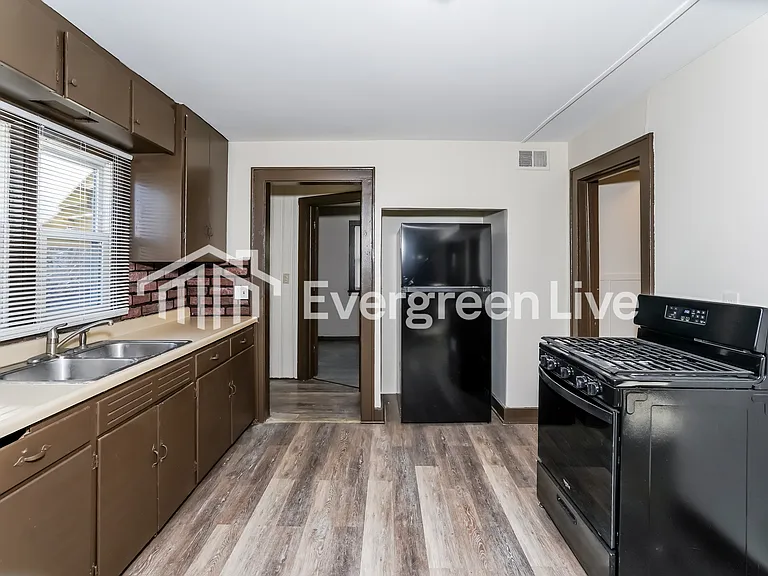 5147 N 58th St — Photo 5