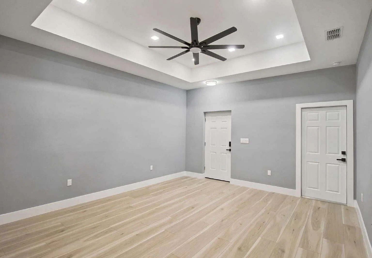 3 bed, 2.0 bath, 1281 sqft, $2,100 — Photo 2