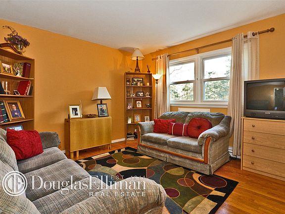 4th image of 139 S Evergreen Dr