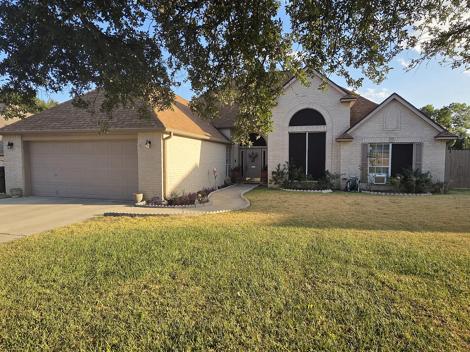 3 bed, 2019 sqft, $2,500 — Photo 1