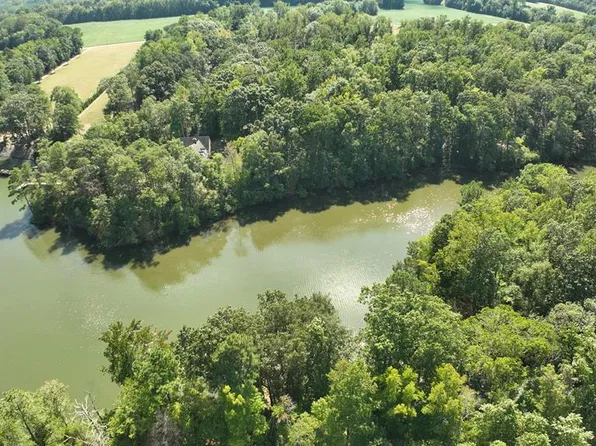 2 Waverly Ave, Kilmarnock, VA 22482