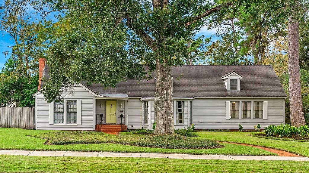 1303 N Thompson St, Conroe, TX 77301 | Zillow