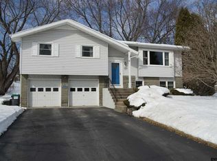 3 Orchard Grv, Loudonville, NY 12211