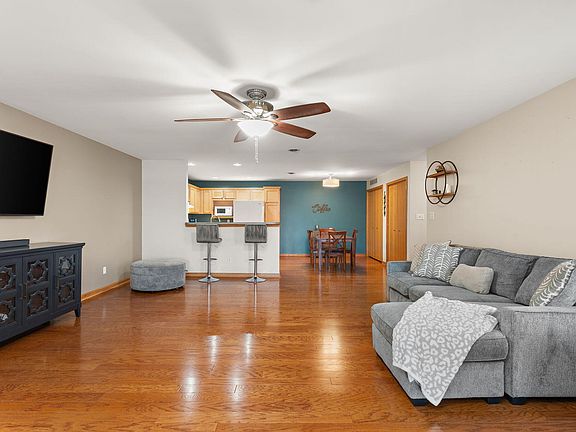 3rd image of 946 Elm Dr