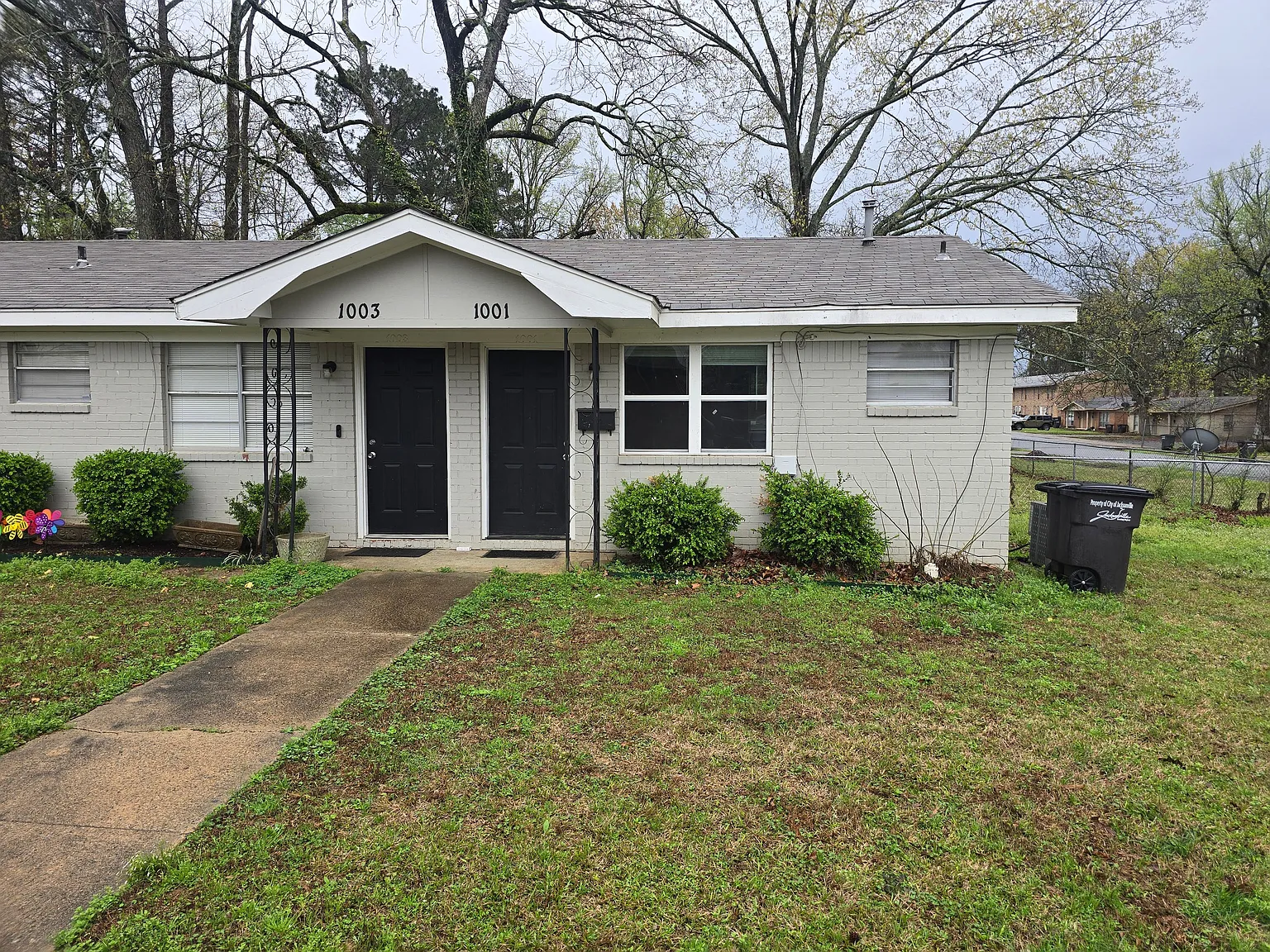 Cozy 1-Bedroom Duplex with Open Concept Living & Fenced Backyard — Photo 1