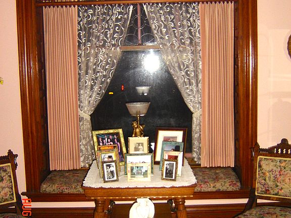 Livingroom bay window seat