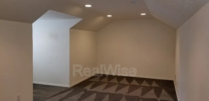 3 bed, 2.0 bath, 1742 sqft, $2,080 — Photo 4
