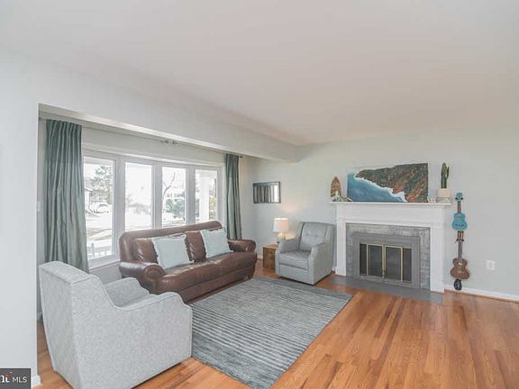 2nd image of 905 Sterling Ct
