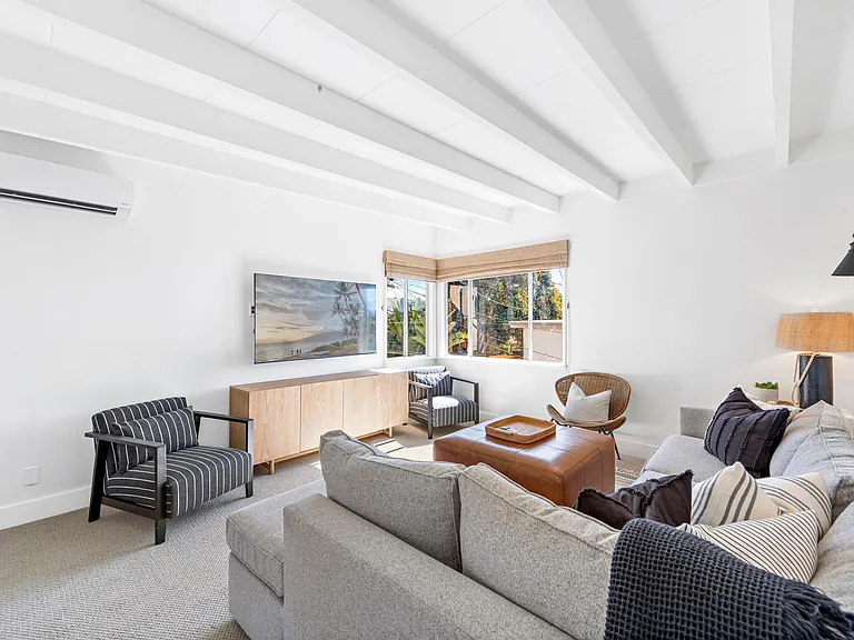 Comfortable living space with plenty of seating. Wifi, Direct TV included