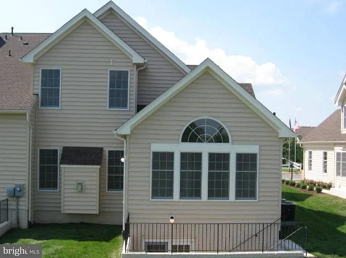 3 bed, 3.5 bath, 2710 sqft, $3,700 — Photo 2