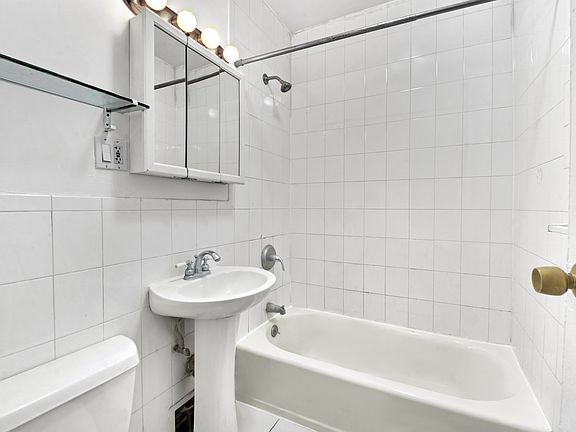 5th image of 216 W 79th St APT 3R