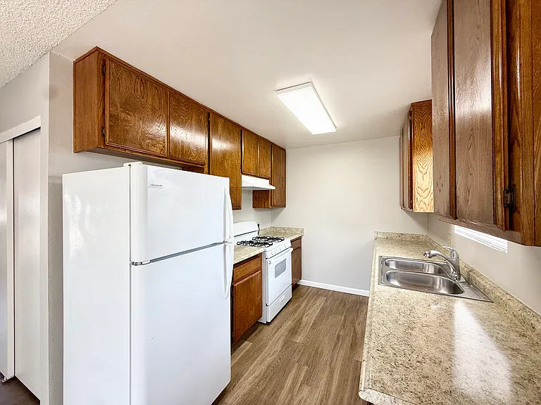2350 Sea Breeze Dr — Photo 6