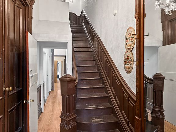 3rd image of 32 E 126th St