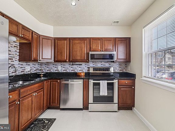 4th image of 1050 Dorset Dr
