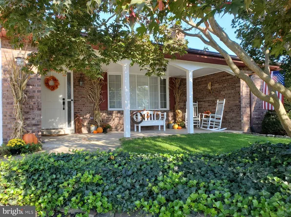 100 Steffie Dr, Mount Wolf, PA 17347