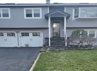 12 Chipper Dr, Kendall Park, NJ 08824