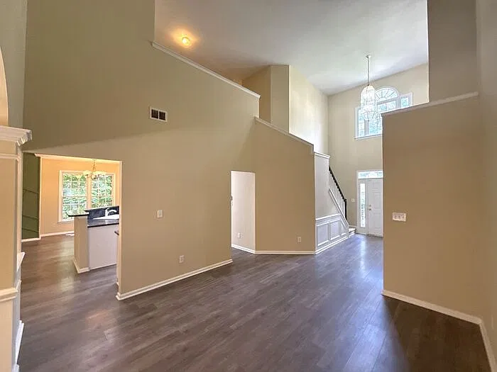4 bed, 2.5 bath, 2700 sqft, $2,350 — Photo 4