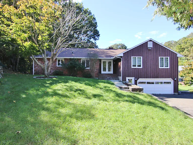 16 Fado Ln — Photo 2