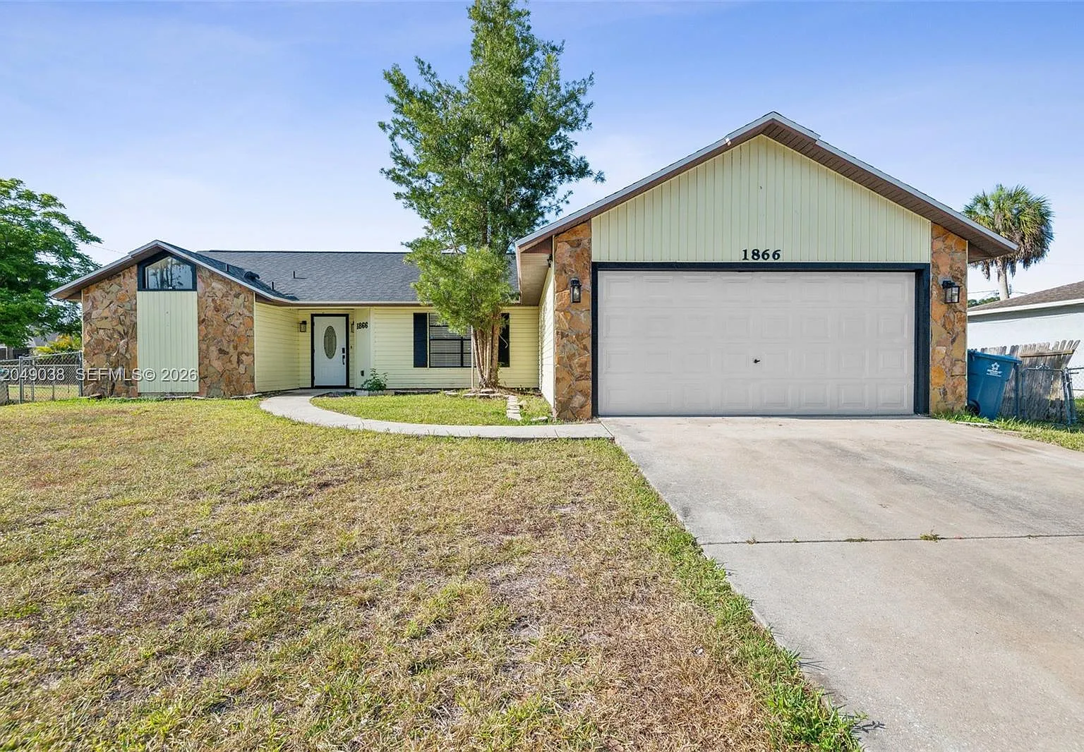 3 bed, 2.0 bath, 1481 sqft, $2,300 — Photo 1