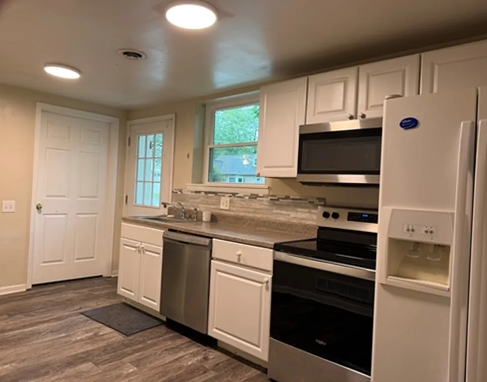 4 bed, 3.0 bath, 2250 sqft, $3,350 — Photo 2