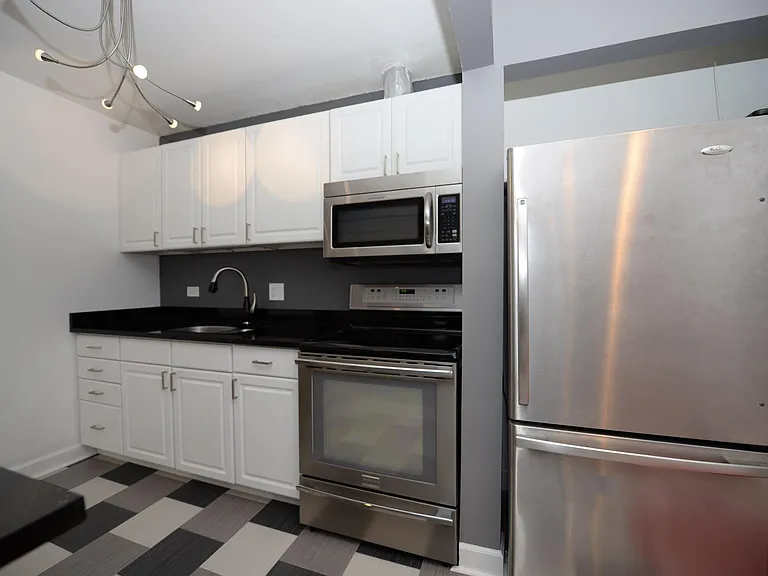 650 Perrie Dr #301 — Photo 4