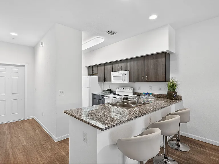 Mirage Bay Apartments — Photo 33