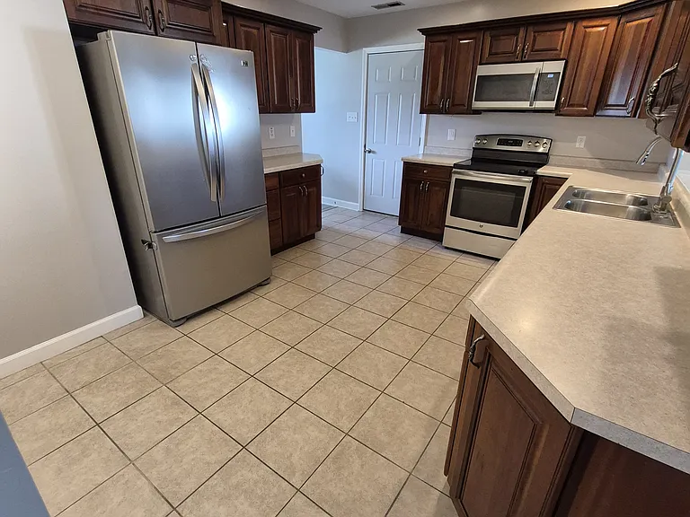 1704 Hawthorne Dr — Photo 10