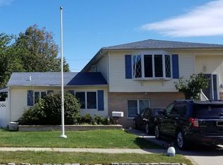 33 Granada Pkwy, Lindenhurst, NY 11757