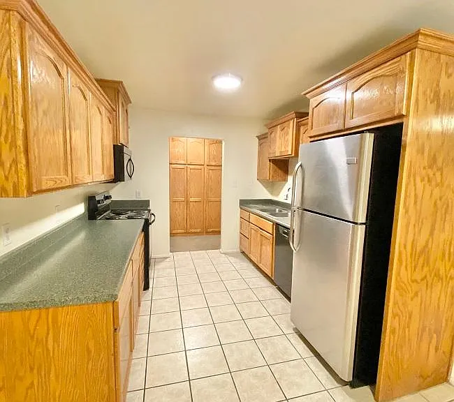 2400 S Engler Ave — Photo 6