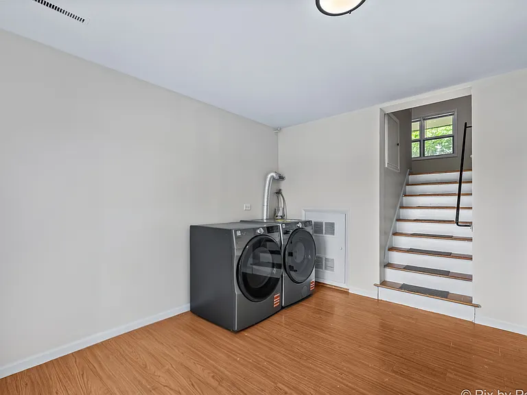 327 E Lake St — Photo 10