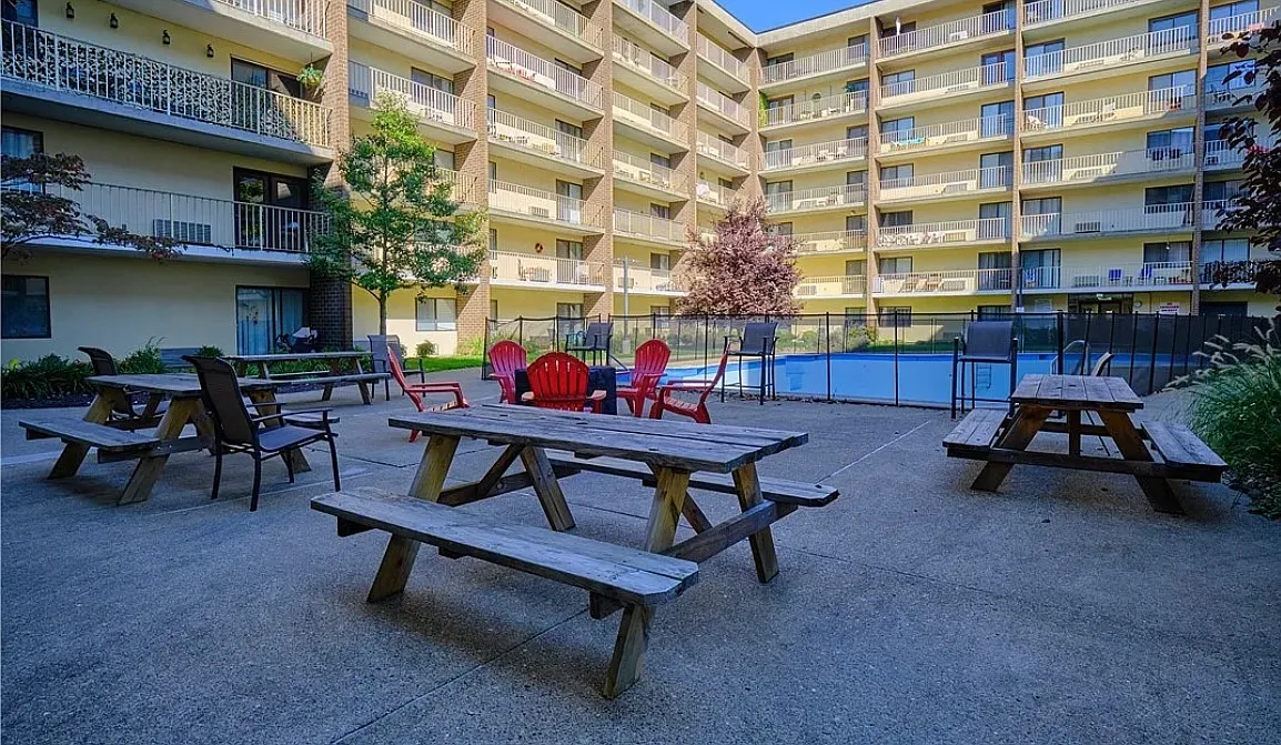 2106 Kanawha Blvd E — Photo 3
